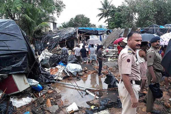 बारिश से बदहाल मुंबई: दीवार ढहने के बाद राहत कार्य में लगे बचावकर्मी