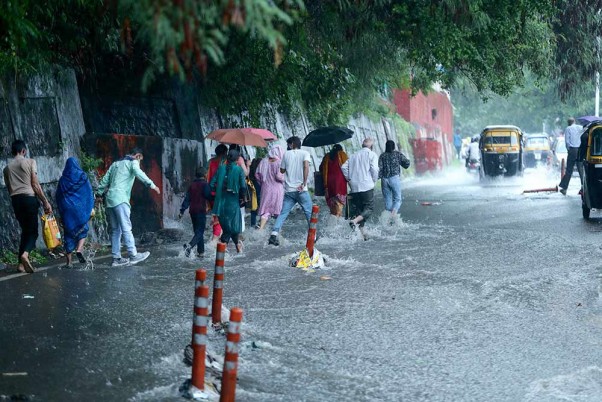 जम्मू में बारिश के बाद पानी से लबालब सड़कें