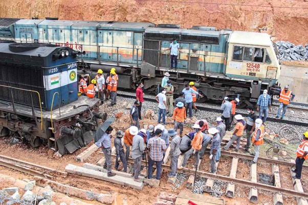 मंगलुरू के पास पडिल में तिरुर-जयपुर श्रमिक स्पेशल एक्सप्रेस के लोकोमोटिव के बाद रेलवे ट्रैक की मरम्मत करते मजदूर