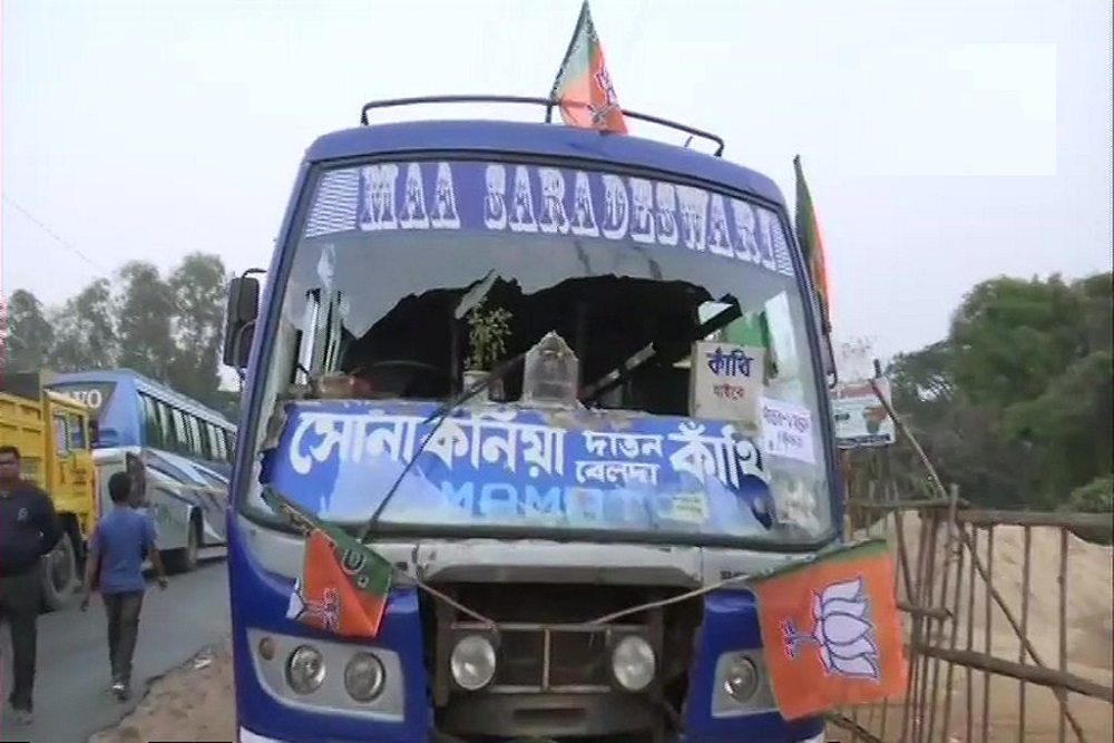 पश्चिम बंगाल में अमित शाह की रैली के पास बस में तोड़-फोड़, भाजपा ने कहा- महंगा पड़ेगा