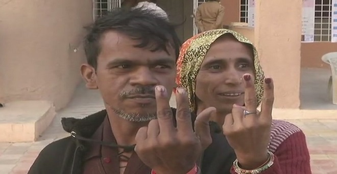 गुजरात में 6 बूथों पर दोबारा मतदान जारी, देखिए तस्वीरें