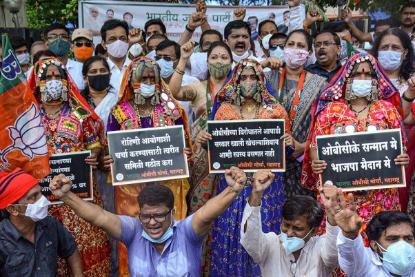 महाराष्ट्र में ओबीसी आरक्षण रद्द करने के बाद ठाणे कलेक्टर कार्यालय के बाहर भाजपा कार्यकर्ताओं का विरोध प्रदर्शन
