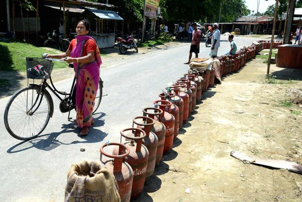असम के बक्सा जिले के कदमतला में कोरोना के मद्देनजर लगाए गए लॉकडाउन के दौरान रिफिलिंग के लिए लोगों ने अपने एलपीजी सिलेंडरों की लगाई कतार