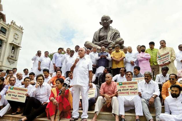 कर्नाटक बगावतः क्या 14 विधायकों के इस्तीफों के बाद बच पाएगी कांग्रेस-जेडीएस सरकार