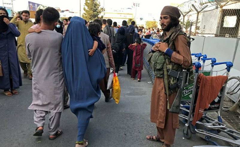 अफगानिस्तान अब तालिबान का; देखें वीडियो- काबुल एयरपोर्ट पर गोलीबारी, 5 की मौत, भारत की अध्यक्षता में UNSC की आपात बैठक