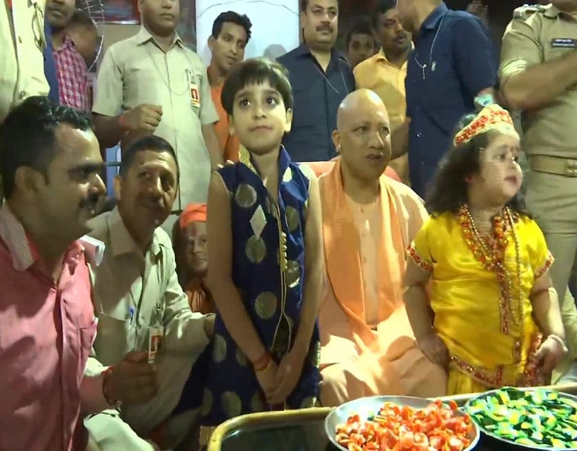 गोरखपुर के गोरखनाथ मंदिर में बच्चों के साथ जन्माष्टमी मनाते उत्तर प्रदेश के मुख्यमंत्री योगी आदित्यनाथ
