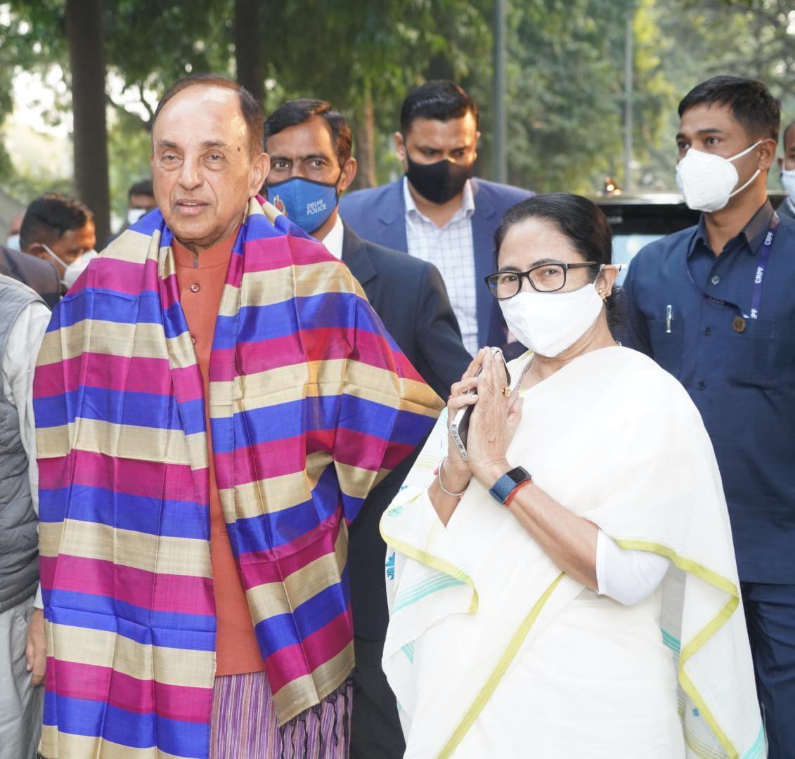 राज्यसभा सांसद सुब्रमण्यम स्वामी की पश्चिम बंगाल की मुख्यमंत्री ममता बनर्जी के साथ मुलाकात की तस्वीर