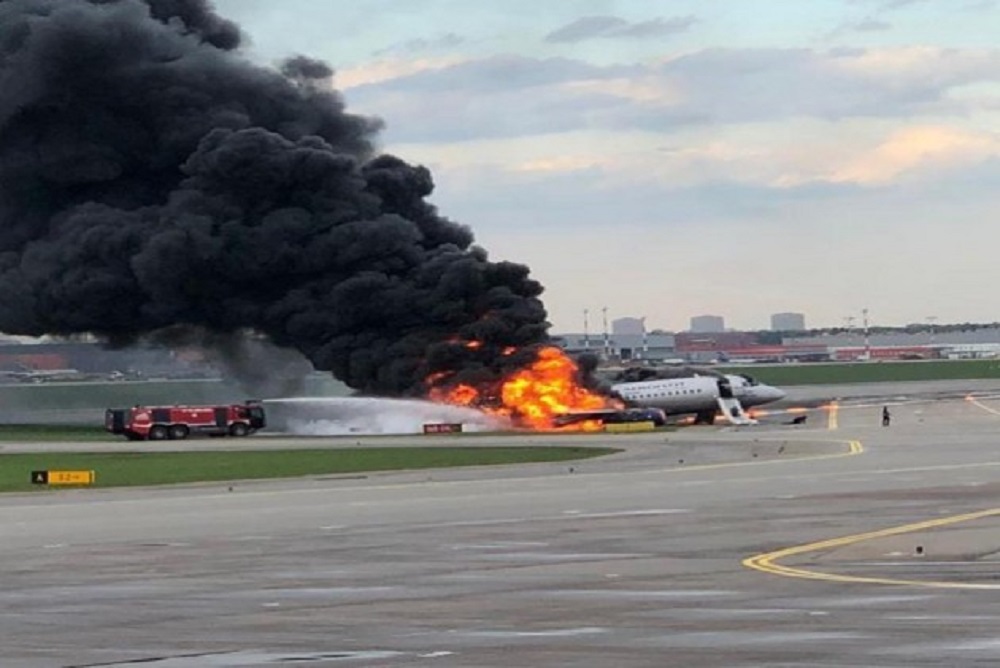 रूस में इमर्जेंसी लैंडिंग के दौरान विमान में लगी आग, 41 लोगों की मौत, देखें वीडियो