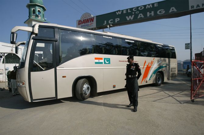 अनुच्छेद 370 पर रार जारी, अब भारत की ओर से भी बंद हुई दिल्ली-लाहौर बस सेवा