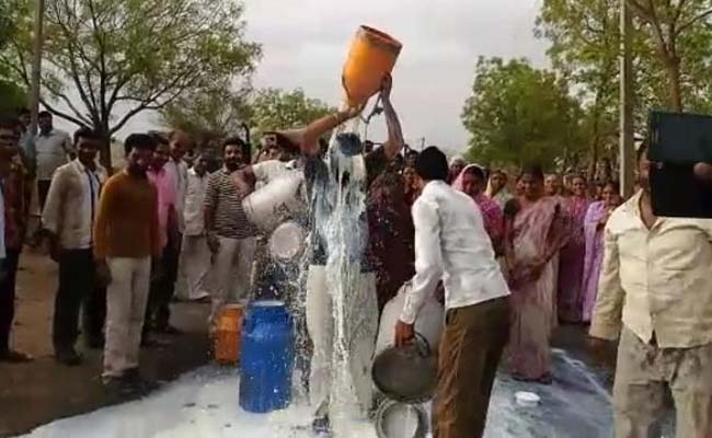 महाराष्ट्र सरकार के विरोध में किसानों ने खेली दूध की होली, धारा 144 लागू