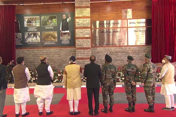 मनाली में अटल सुरंग के उद्घाटन के दौरान रक्षा मंत्री राजनाथ सिंह, हिमाचल प्रदेश के सीएम जय राम ठाकुर और प्रधानमंत्री नरेंद्र मोदी