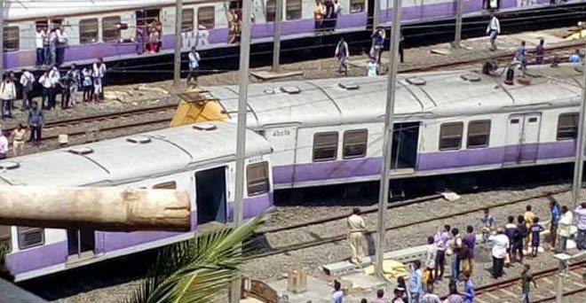 नहीं रुक रहे रेल हादसे, अब मुंबई में 4 डिब्बे पटरी से उतरे