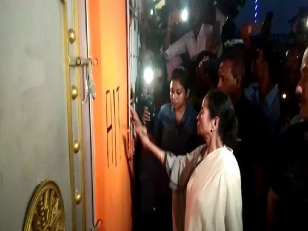 ममता ने भाजपा दफ्तर को बताया टीएमसी का कार्यालय, तुड़वाया ताला, लिखा अपनी पार्टी का नाम