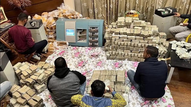 तेलंगाना चुनाव: आईटी छापे में बेंगलुरु के घर में बिस्तर के नीचे से 42 करोड़ रुपये बरामद, बीआरएस ने लगाया ये आरोप