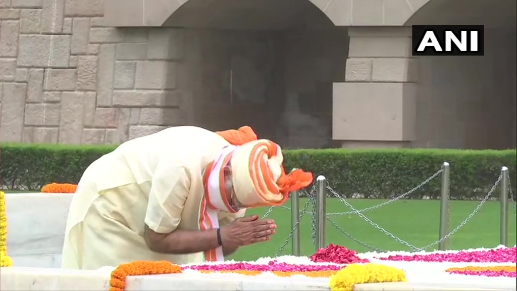 स्वतंत्रता दिवस के मौके पर राजघाट पहुंचकर राष्ट्रपिता महात्मा गांधी को श्रद्धांजलि अर्पित करते प्रधानमंत्री नरेंद्र मोदी