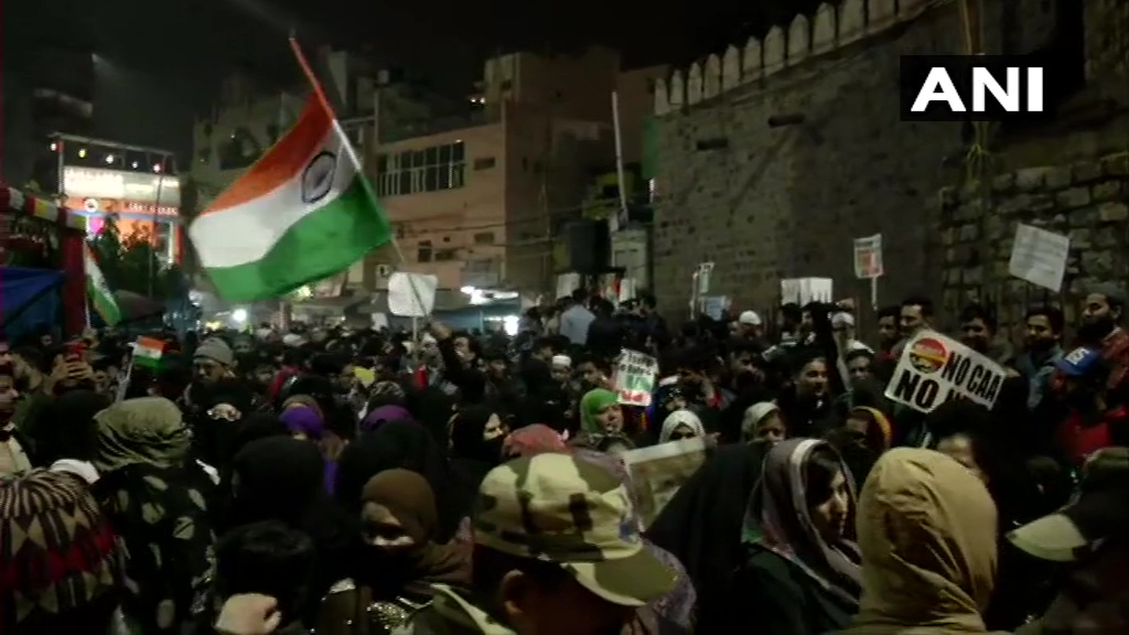 दिल्ली में तुर्कमान गेट पर लोगों ने नागरिकता कानून और एनआरसी के विरोध में प्रदर्शन किया
