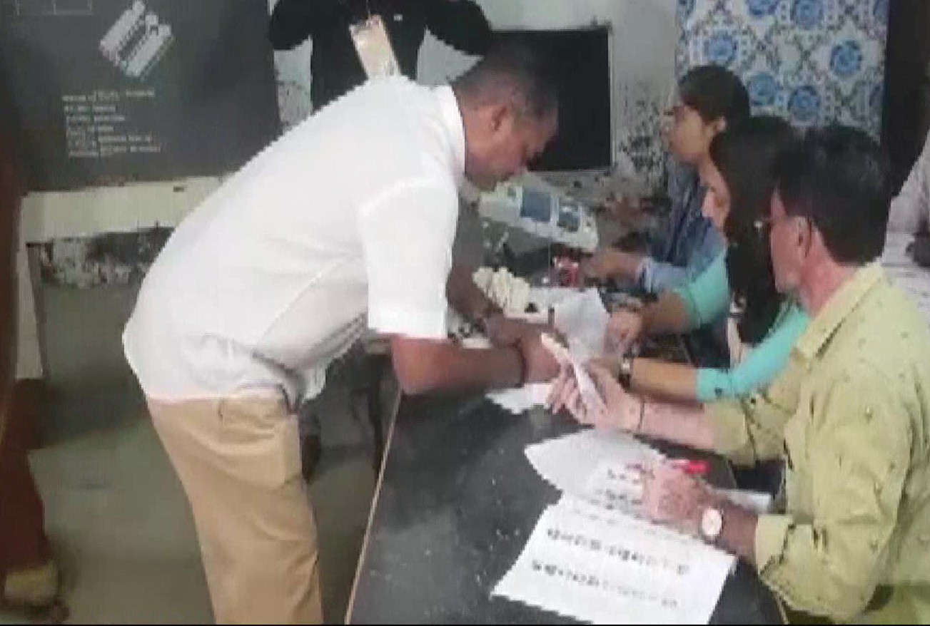 गुजरात विधानसभा चुनाव के पहले चरण के लिए मतदान जारी; दोपहर 3 बजे तक 48.48% वोटिंग, 89 सीटों पर 788 उम्मीदवार मैदान में