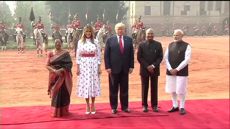 राष्ट्रपति भवन में अमेरिकी राष्ट्रपति डोनाल्ड ट्रम्प और प्रथम महिला मेलानिया ट्रम्प की अगवानी करते राष्ट्रपति राम नाथ कोविंद, उनकी पत्नी सविता कोविंद और पीएम नरेंद्र मोदी