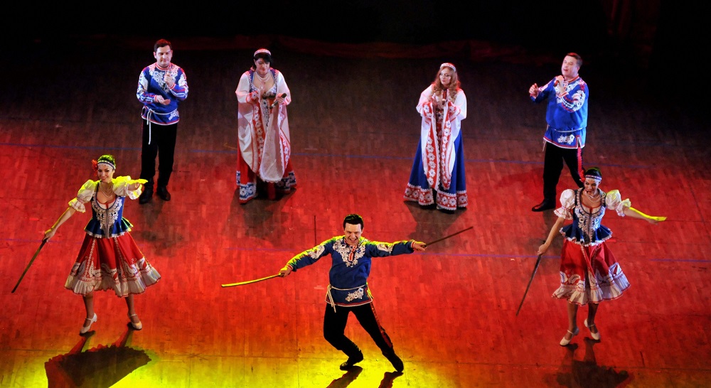 कोलकाता में नृत्य और जैज अंतर्राष्ट्रीय महोत्सव के दौरान रूस के पारंपरिक गीत और नृत्य प्रस्तुत करते रूसी कलाकार