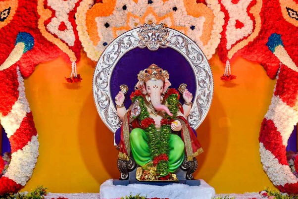 मुंबई के लालबाग में गणेश चतुर्थी उत्सव से पहले एक पंडाल में स्थित भगवान गणेश की मूर्ति