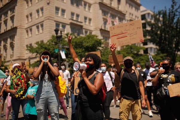 अमेरिका में एक अश्वेत जॉर्ज फ्लॉयड की मौत के बाद वॉशिंगटन में व्हाइट हाउस के पास विरोध प्रदर्शन करते प्रदर्शनकारी