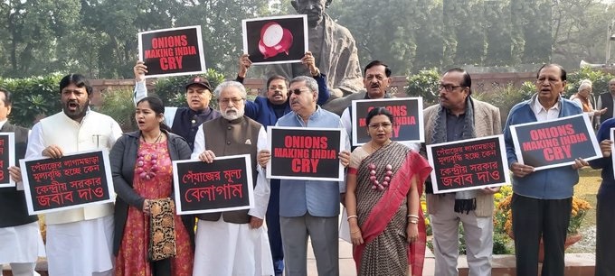 प्याज की बढ़ती कीमतों को लेकर संसद परिसर में विरोध प्रदर्शन करते तृणमूल कांग्रेस के सांसद