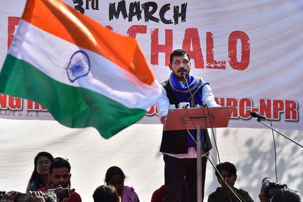 दिल्ली के जंतर-मंतर पर सीएए, एनआरसी और एनपीआर के खिलाफ एक प्रदर्शन 'दिल्ली चलो' के दौरान बोलते भीम आर्मी के प्रमुख चंद्रशेखर आजाद