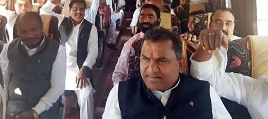 एमपी में कांग्रेस की सरकार बचाने की कवायद, जयपुर भेजे 80 वफादार विधायक