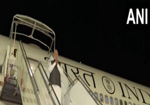 प्रधानमंत्री मोदी एक दिवसीय यात्रा पर संयुक्त अरब अमीरात पहुंचे