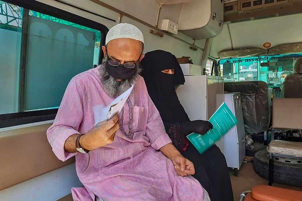 कोरोनावायरस के मद्देनजर बुलंदशहर में एक बांग्लादेशी दंपति को क्वारेंटाइन सेंटर ले जाते स्वास्थ्यकर्मी, तब्लीगी जमात में हुए थे शामिल