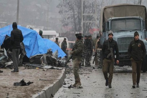 कश्मीर में सुरक्षा बलों के साथ मुठभेड़ में तीन आतंकवादी ढेर , एसपीओ शहीद