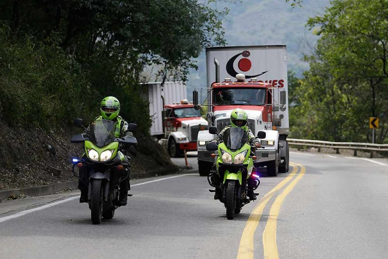 वेनेजुएला के लिए अमेरिका के मानवीय सहायता सामग्री वाले दो ट्रकों को सुरक्षा देती कोलंबियाई पुलिस