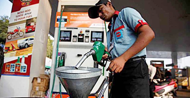 वैट का असरः दिल्ली में पेट्रोल 96 पैसे, डीजल 53 पैसे महंगा