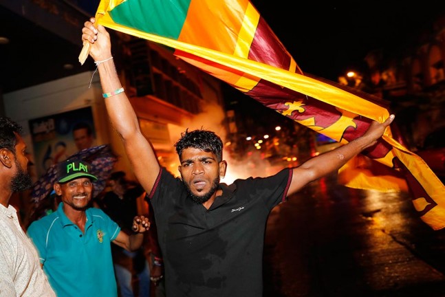 श्रीलंका में राष्ट्रपति पद के लिए हुई वोटिंग के बाद सत्तारूढ़ दल का एक समर्थक