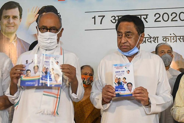 भोपाल में आगामी 28 विधानसभा उपचुनावों के लिए पूर्व मुख्यमंत्री और मध्य प्रदेश कांग्रेस अध्यक्ष कमलनाथ पार्टी नेता दिग्विजय सिंह के साथ  पार्टी का घोषणापत्र 'वचन पत्र' जारी करते