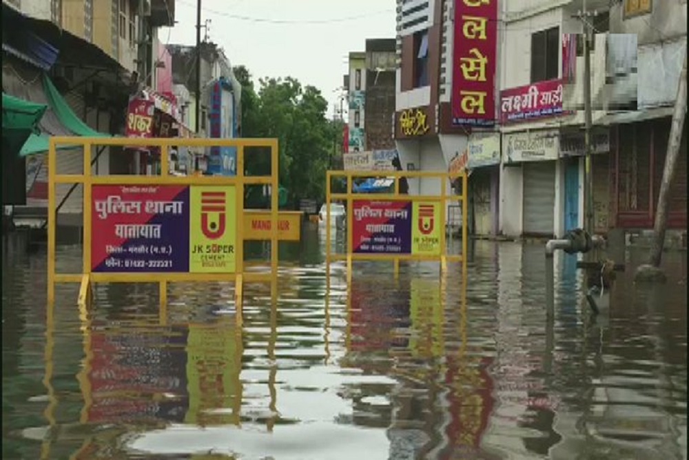 मध्य प्रदेश के मंदसौर में भारी बारिश के बाद सड़कों और आवासीय क्षेत्रों में जलभराव का एक नजारा