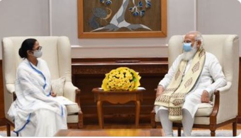दिल्ली: प्रधानमंत्री नरेंद्र मोदी से मुलाकात करती पश्चिम बंगाल की मुख्यमंत्री ममता बनर्जी