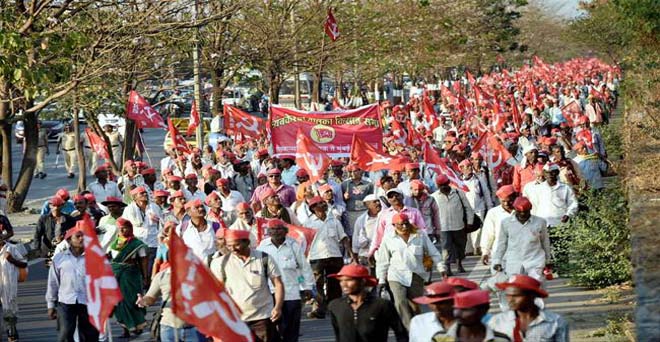 महाराष्ट्र : किसानों ने एक बार फिर खोला सरकार के खिलाफ मोर्चा, ठाणे पहुंचे 30 हजार किसान
