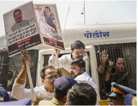 मुंबई में कांग्रेस कार्यकर्ताओं ने अडाणी समूह के खिलाफ प्रदर्शन किया, हिरासत में लिए गए