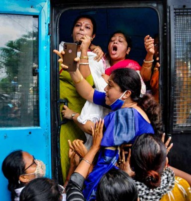 कोलकाता में नकली कोविड वैक्सीन मुद्दे पर विरोध प्रदर्शन के दौरान पुलिस हिरासत में भाजपा कार्यकर्ता