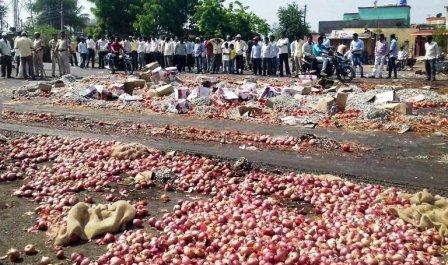 किसान आंदोलन तोड़ने की कोशिशें नाकाम, एमपी और महाराष्ट्र में भड़का किसानों का गुस्सा