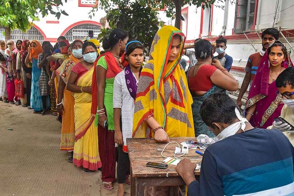 पटना के जीपीओ कैंपस में लॉकडाउन के दौरान इंडिया पोस्ट पेमेंट्स बैंक में खाता खुलवाने के लिए लाइन में लगकर इंतजार करती महिलाएं