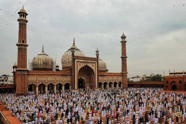 राजधानी दिल्ली में जामा मस्जिद में ईद उल-अज़हा के अवसर पर नमाज अदा करते लोग