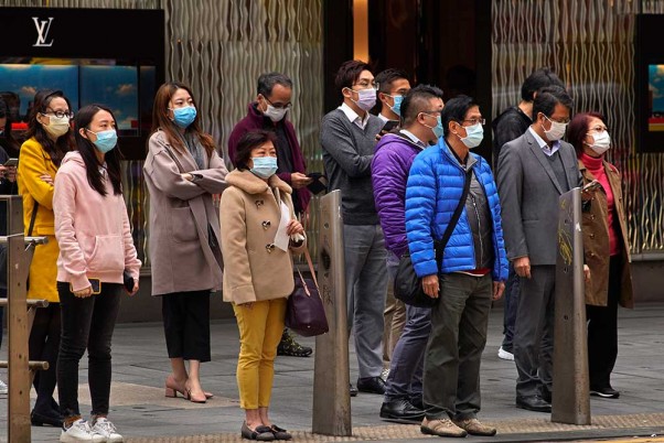 हांगकांग में कोरोना वायरस से पहली मौत के बाद दहशत, मास्क पहने लोग