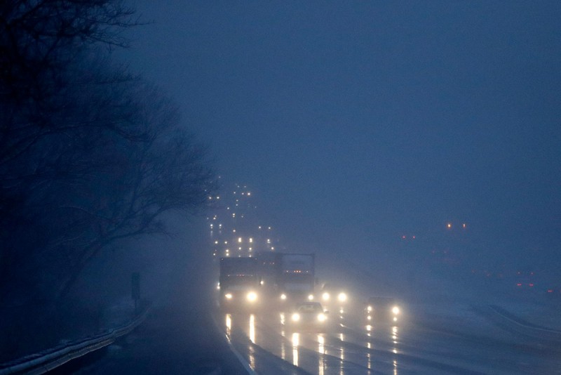 जर्सी के व्हार्टन में बारिश और बर्फ के चलते इंटरस्टेट-80 पर पश्चिम की ओर जाने वाले वाहनों के गिरने का बना रहता है खतरा