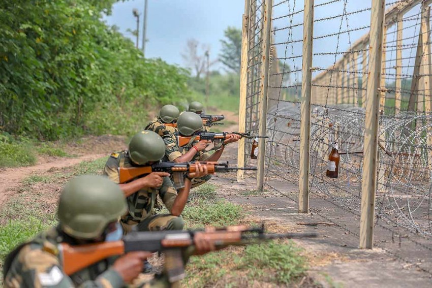 बीएसएफ ने पंजाब में भारतीय सीमा में प्रवेश कर रहे पांच घुसपैठियों को किया ढेर