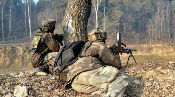 कश्मीर: आर्मी कैंप पर फिदायीन हमला, कैप्टन समेत 3 जवान शहीद
