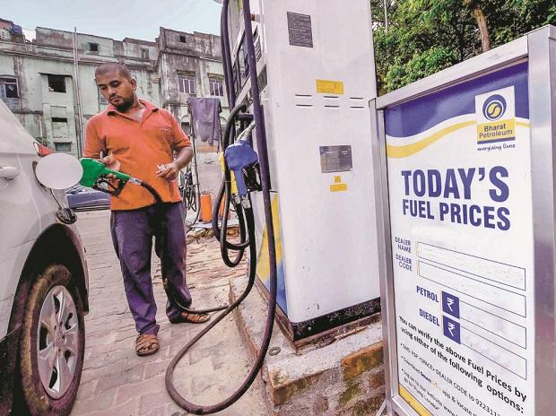 दिल्ली में पेट्रोल 75 रुपये प्रति लीटर, डीजल भी 66 से ऊपर, आम लोगों की जेब पर बढ़ा बोझ
