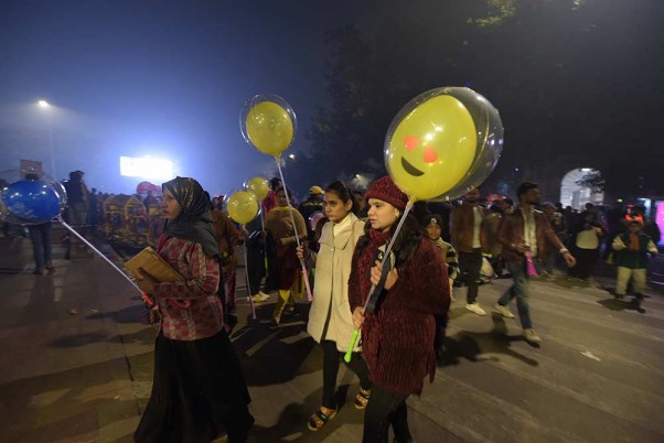 दिल्ली में नए साल का जश्न मनाने के लिए कनॉट प्लेस में इकट्ठा हुए लोग