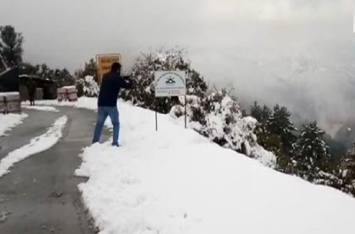 जम्मू-कश्मीर: पुंछ के 'डेरा गली' में नए साल की बर्फबारी का आनंद उठाते लोग